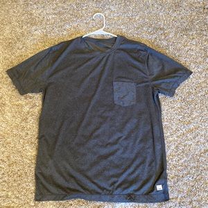 Men’s large Vuori tee